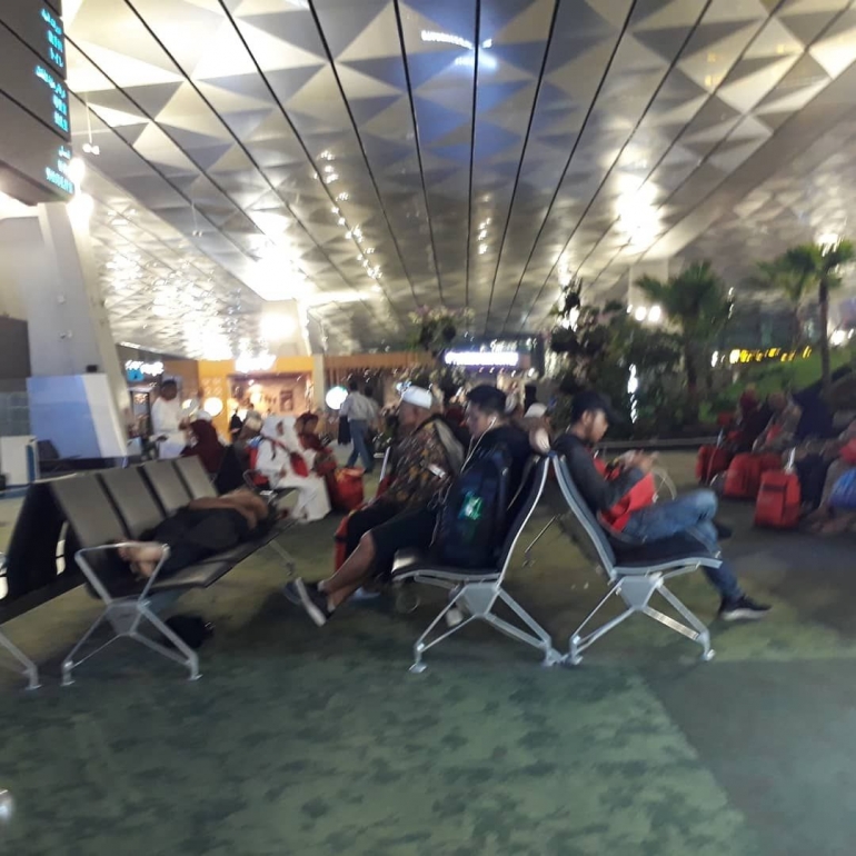 Menghabiskan malam di Soetta