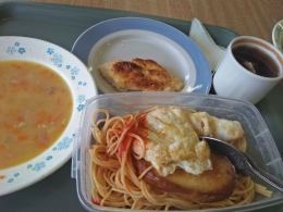 Spageti, Roti dan telur bawa sendiri. Sup, fillet dan teh beli di kantin sekolah | dokpri