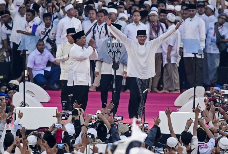 Pasangan capres-cawapres nomor urut 02 Prabowo Subianto (kiri) dan Sandiaga Uno (kanan) menyapa pendukungnya saat kampanye akbar di stadion utama Gelora Bung Karno, Jakarta, pada Minggu (07/04/2019). | Antara Foto/Hafidz Mubarak M