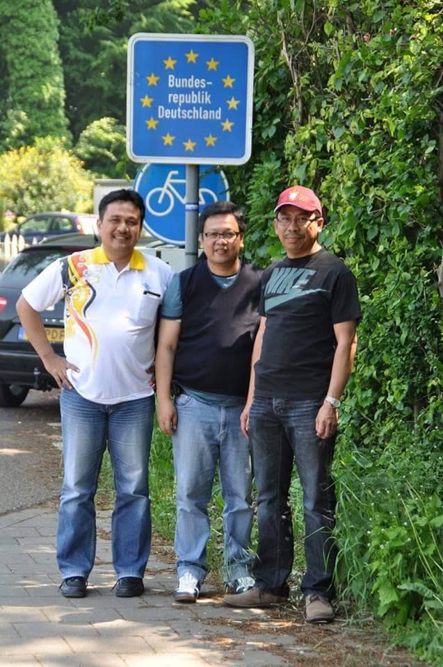 Saya (berkaos putih), Pak Denny teman saya, dan Pak Ruben dari Suriname  - sedang di perbatasan Belanda - Jerman 