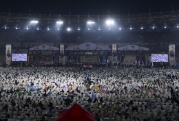 Sehabis sholat subuh berjamaan di Stadion Utama Gelora Bung Karno | Antara Foto/Hafidz MUbarak M