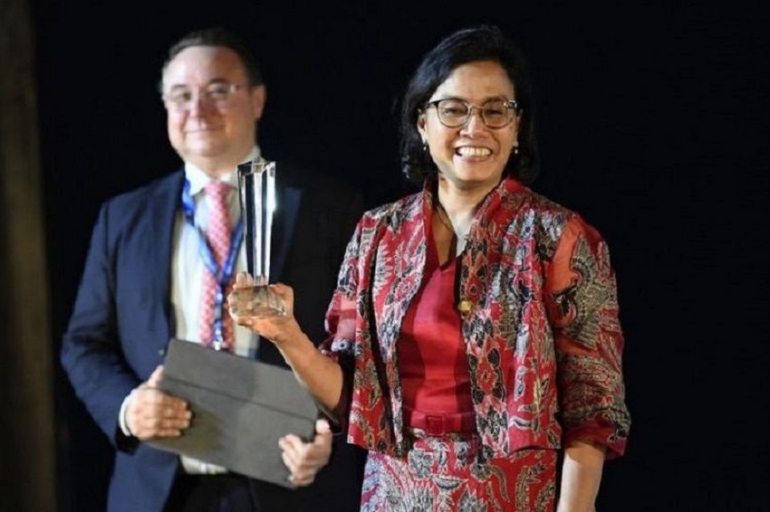 Sri Mulyani menerima penghargaan Menteri Keuangan terbaik versi majalah Global Market (Kompas.com)