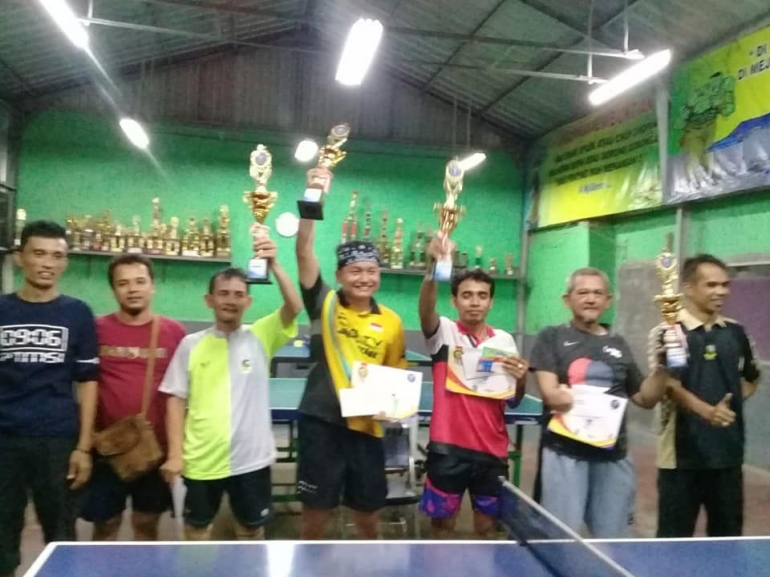 Para pemenang Liga Tenis Meja Amatir Karawang Bekasi (Takasi) Edisi III/3 tanggal 15-16 Desember 2018. (Foto: dok. Pribadi Arif RH)