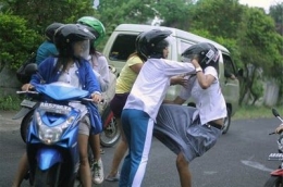 Ilustrasi Pertikaian Antar Remaja Wanita. Sumber Blog Eke