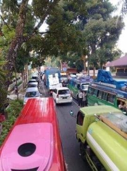 Kemacetan lalu lintas jalan Medan-Berastagi karena pengendara tidak disiplin (Sumber: Karo News)