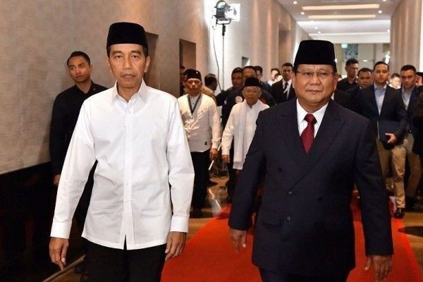 Joko Widodo (kiri) berjalan bersama Prabowo Subianto sebelum mengikuti Debat Pertama Capres & Cawapres 2019, di Hotel Bidakara, Jakarta, Kamis (17/1/2019). (ANTARA FOTO/Setneg-Agus Suparto/foc.)