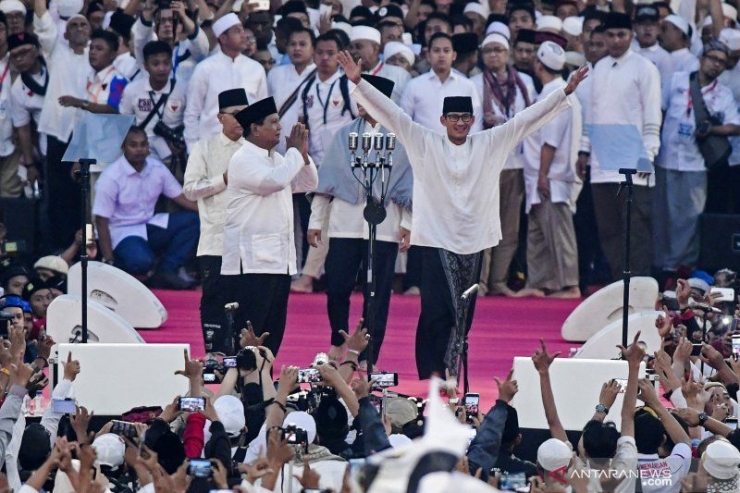 Pasangan capres-cawapres nomor urut 02 Prabowo Subianto (kiri) dan Sandiaga Uno menyapa pendukungnya saat kampanye akbar di Stadion Utama Gelora Bung Karno, Jakarta, Minggu (7/4/2019). (ANTARA FOTO / Hafidz Mubarak A)