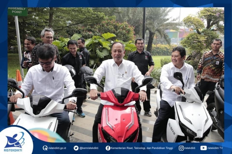 menteri-ristek-dikti-muhammad-nasir-mengendarai-gesit-5cade120cc52830527189a62.jpg