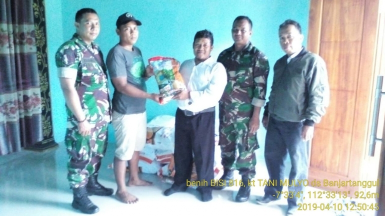 Babinsa Koramil 0815/11 Pungging Bersama PPL Distribusikan Bantuan Benih Jagung (Dokpri)