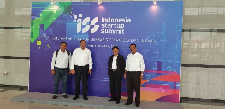 rektor-dan-penulis-di-indonesia-startup-summit-2019-5cade156a8bc157d736137d2.jpg