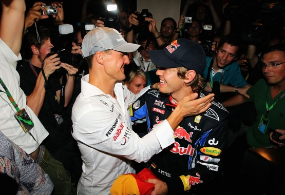 Schumacher ketika memberi ucapan selamat kepada Vettel di GP Abu Dhabi 2010 | redbull.com 
