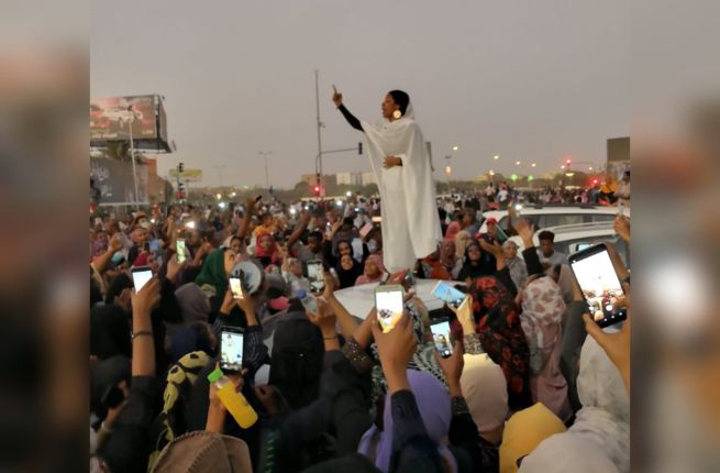 Foto: wanita Sudan yang sedang berorasi (sumber: Albawaba.com)