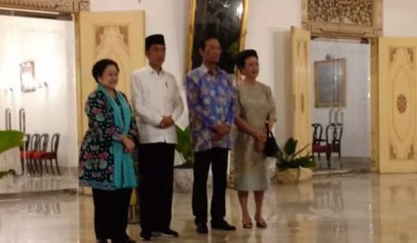 Saat Calon Presiden nomer urut 01 bersama Ketua Umum PDI Perjuangan Megawati Soekarnoputri diterima Sri Sultan Hamengku Buwono X dan permaisurinya, GKR Hemas di Kraton pada 23 Maret lalu di Kraton Yogyakarta. ( Foto: istimewa )