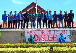 Pengunjuk rasa menyegel Kantor Gubernur Aceh saat demo berlangsung kemarin | detikperistiwa.com