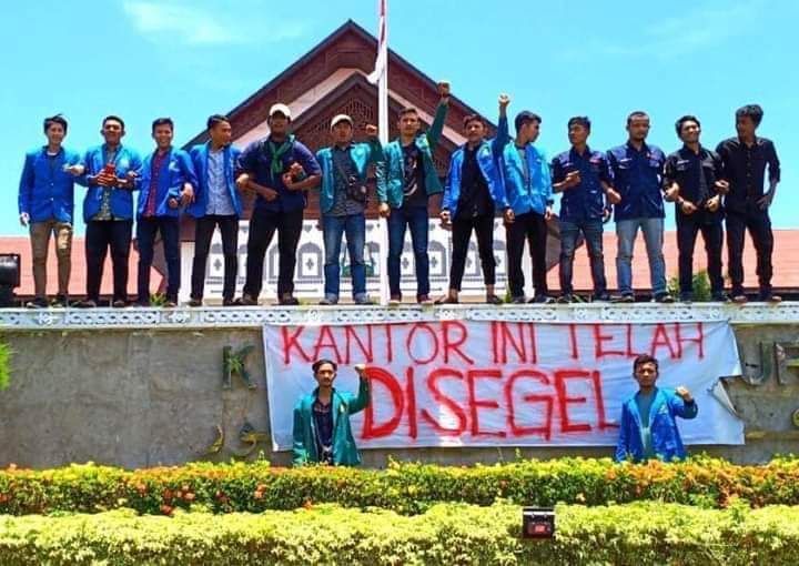 Pengunjuk rasa menyegel Kantor Gubernur Aceh saat demo berlangsung kemarin | detikperistiwa.com