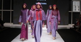 Model catwalk berbusana muslim.