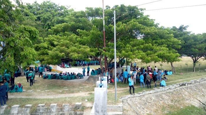 Ratusan mahasiswa sedang menunggu mahasiswa lainnya dari berbagai perguruan tinggi di Aceh dalam rangka melanjutkan aksi unjuk rasa menolak PT EMM di depan Kantor Gubernur Aceh (Kamis, 11/04/2019) | dok serambinews.com