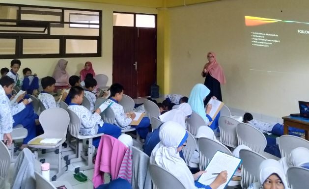 Diantika IE, ketua umum Komunitas Penulis Kreatif Pusat memberikan materi dasar kepenulisan