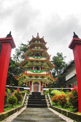 Gerbang pagoda di Vihara Veluvana (dok.pri).