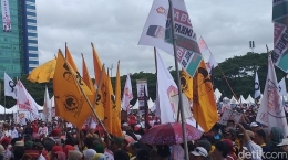 sumber: https://news.detik.com/berita/d-4481099/ada-bendera-golkar-di-kampanye-akbar-prabowo-di-makassar
