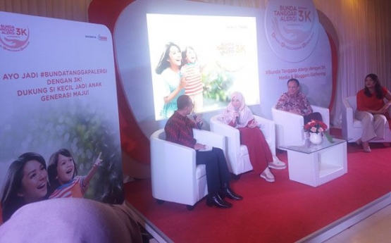 Suasana media gathering Sarihusada, Jakarta, 10/4-2019 dengan narasumber Prof DR Budi Setiabudiawan, dr, SpA(k), M.Kes. Konsultan Alergi dan Imunologi Anak di FK Unpad, Bandung (kedua dari kanan), Meutia Athaya, Brand Manager Allergy Care Sarihusada (kanan) (Foto: Syaiful W. Harahap