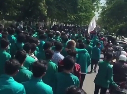 Mahasiswa menuju Kantor Gubernur Aceh melanjutkan aksi unjuk rasa menolak PT EMM | Dokumentasi Pribadi
