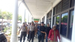 Plt Gubernur Aceh, Nova Iriansyah ditemani Kapolda Aceh, Rio S djambak dan Sekda Aceh, Helvizar tiba di Kantor Gubernur Aceh, Banda Aceh, Kamis (11/4/2019). SERAMBINEWS.COM/MUHAMMAD NASIR