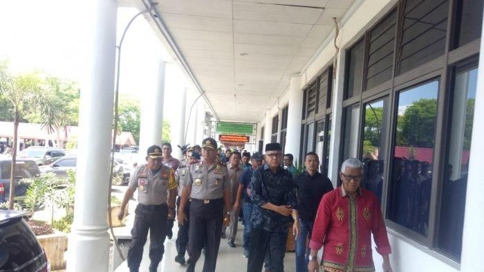 Plt Gubernur Aceh, Nova Iriansyah ditemani Kapolda Aceh, Rio S djambak dan Sekda Aceh, Helvizar tiba di Kantor Gubernur Aceh, Banda Aceh, Kamis (11/4/2019). SERAMBINEWS.COM/MUHAMMAD NASIR