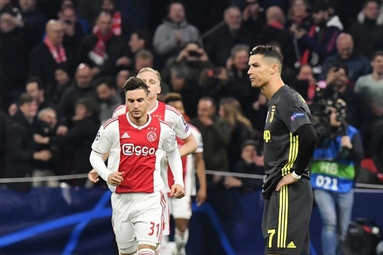 Cristiano Ronaldo tampak kecewa seusai tuan rumah membuat skor sama kuat pada pertandingan Ajax Amsterdam vs Juventus dalam perempat final Liga Champions di Johan Cruijff Arena, 10 April 2019. (AFP/EMMANUEL DUNAND)