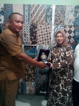 Penyerahan kenang-kenangan kepada Kepala Dinas Kebudayaan dan Pariwisata Kota Tangerang Hj.Rina Hernaningsih  S.H.M.H/Dokpri