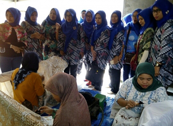Para peserta menyaksikan langsung proses mencanting warga desa Ciwaringin/Dokpri