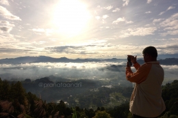 Pagi di negeri atas awan Toraja, To'tombi