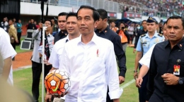 Presiden RI bapak Ir. Jokowi Dodo di Final Piala Presiden sumber : biem.com