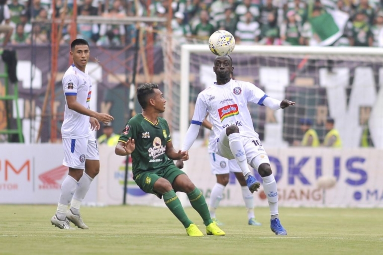 Aksi Makan konate Di final piala presiden 2019 leg pertama menjamu Persebaya sumber : Okezone.com