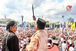 Keris Kyai Ki Joko Piturun (simbol mandat kekuasaan) dianugerahkan pada Prabowo oleh Sang Empunya di Sriwedari, Solo.