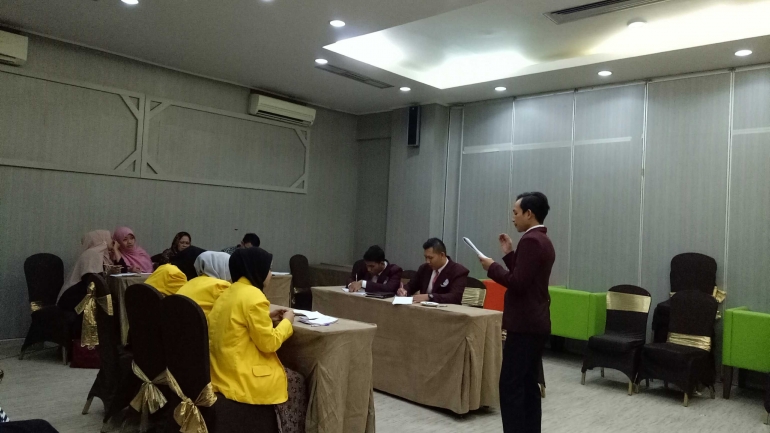 Tim debat KDMI Politeknik Kutaraja saat melakukan sesi debat berhadapan dengan tim oposisi dari STKIP Bumi Persada Lhokseumawe Jumat (12/04/2019) di Hotel Grand Nanggroe Banda Aceh | Dokumentasi Pribadi