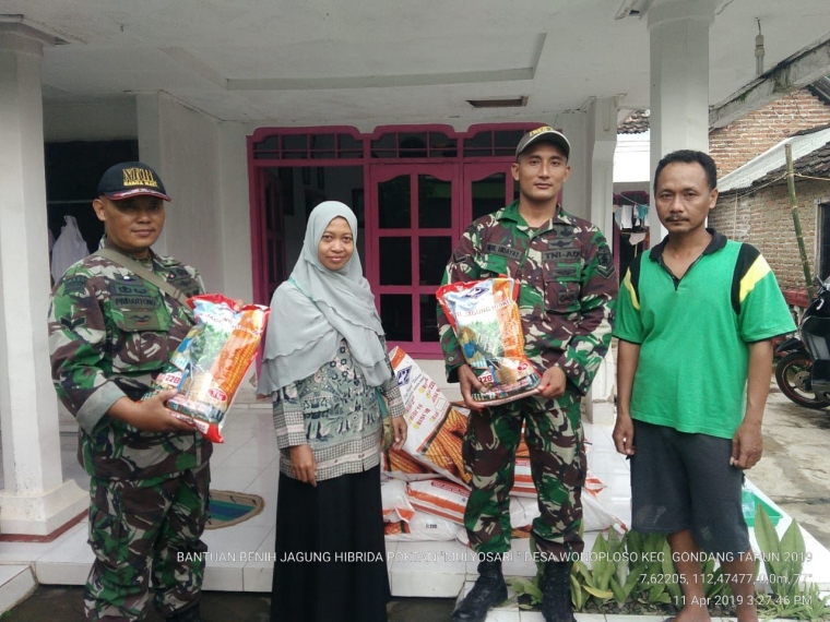 Babinsa Koramil 0815/18 Gondang Saat Kawal Distribusi Benih Jagung (Dokpri)