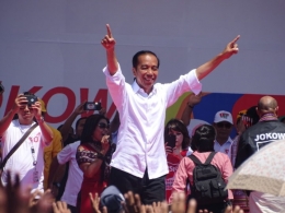 Calon Presiden Nomor Urut 1 Joko Widodo mengangkat kedua tangan dengan memperlihatkan jari telunjuk simbol nomor urut 1, saat menyapa warga Kota Kupang dan sekitarnya  di Lapangan Sitarda Oesapa Kota Kupang, Senin (8/4/2019). (KOMPAS/KORNELIS KEWA AMA)