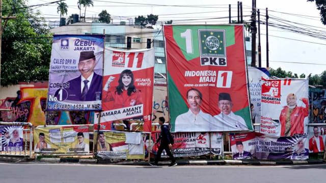 Alat Peraga Kampanye (APK) yang semrawut di kawasan Taman Makam Pahlawan, Kalibata (kumparan.com)