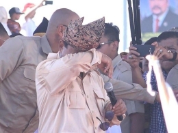 Momen capres Prabowo Subianto menangis seusai dapat bantuan kampanye dari pendukungnya di Sumbar. (Sumber Foto: dokumentasi Jeka Kampai via detik.com) 