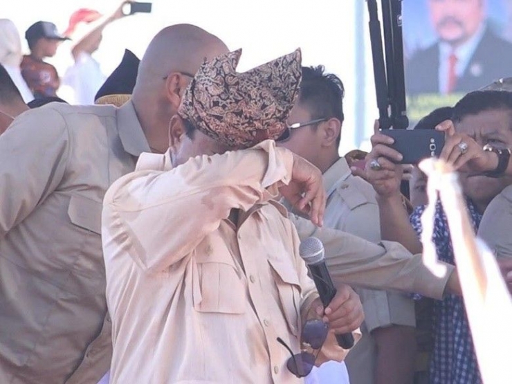 Momen capres Prabowo Subianto menangis seusai dapat bantuan kampanye dari pendukungnya di Sumbar. (Sumber Foto: dokumentasi Jeka Kampai via detik.com) 
