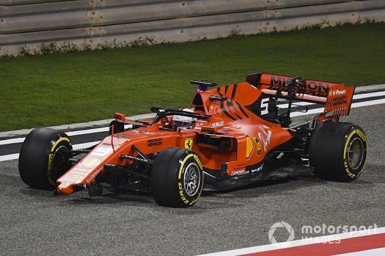 Sebastian Vettel mengalami kerusakan sayap depan setelah melakukan kesalahan di lap 38