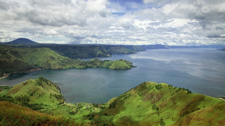 Bentang alam Tongging dengan dinding kalderanya (sumber:gpswisataindonesia)