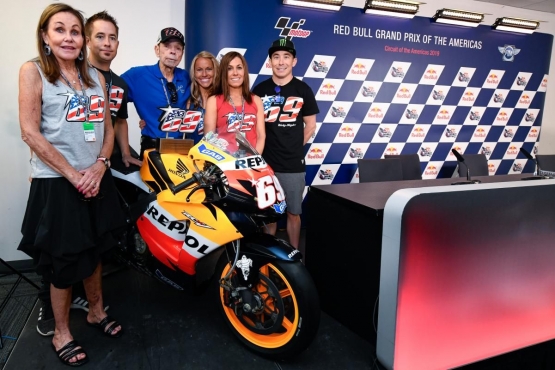 Penyerahan Trophy Nomor #69 kepada keluarga Nicky Hayden