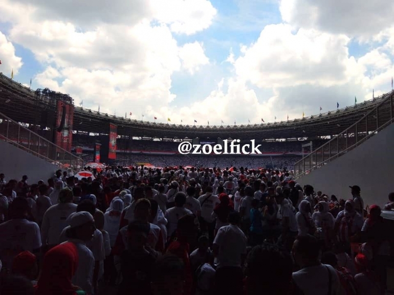 Antusiasme para pengunjung Konser Putih Bersatu untuk menunjukkan dukungan terhadap Joko Widodo - Foto: Zulfikar Akbar