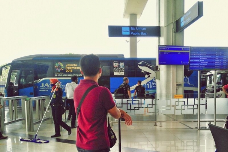 Penantian tak pasti di Shelter Bus Bandara Soeta (foto by widikurniawan)
