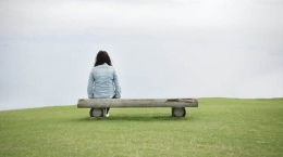 Ilustrasi introvert yang sedang menyendiri. | spiritualeart.com