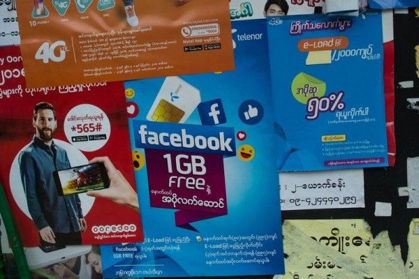 Iklan paket internet sebuah provider di Myanmar, dimana tagline utamanya adalah layanan Facebook 1 GB bagi pembeli paket tersebut. Sumber:BBC