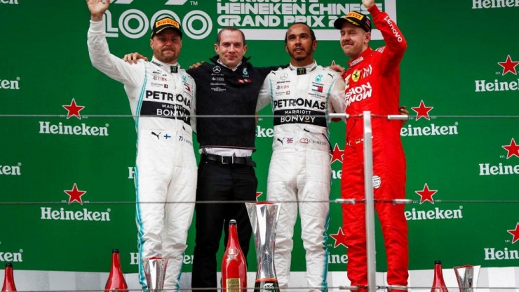 Podium F1 GP China 2019: Lewis Hamilton (tengah), Valtteri Bottas (kiri), dan Sebastian Vettel (kanan)