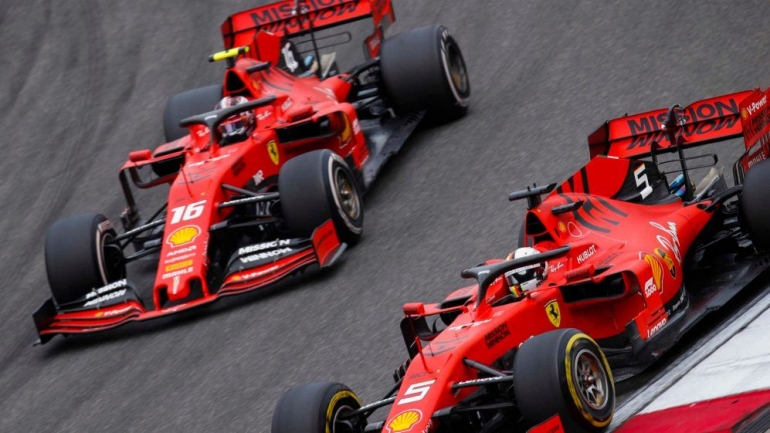 Leclerc (kiri) dan Vettel (kanan), momen ketika diberlakukannya tim order